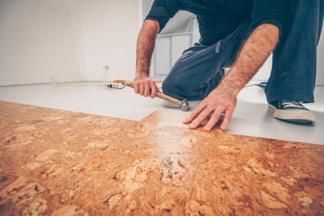Master picks a series of cork floor cork flooring with a hammer Cork insulation